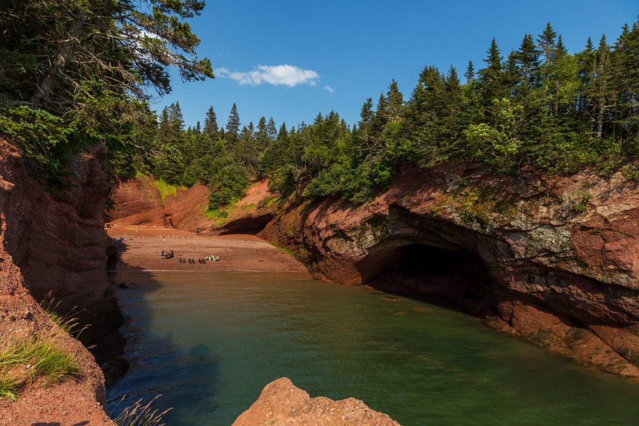 Meereshöhlen Bay of Fundy New Brunswick Kajak