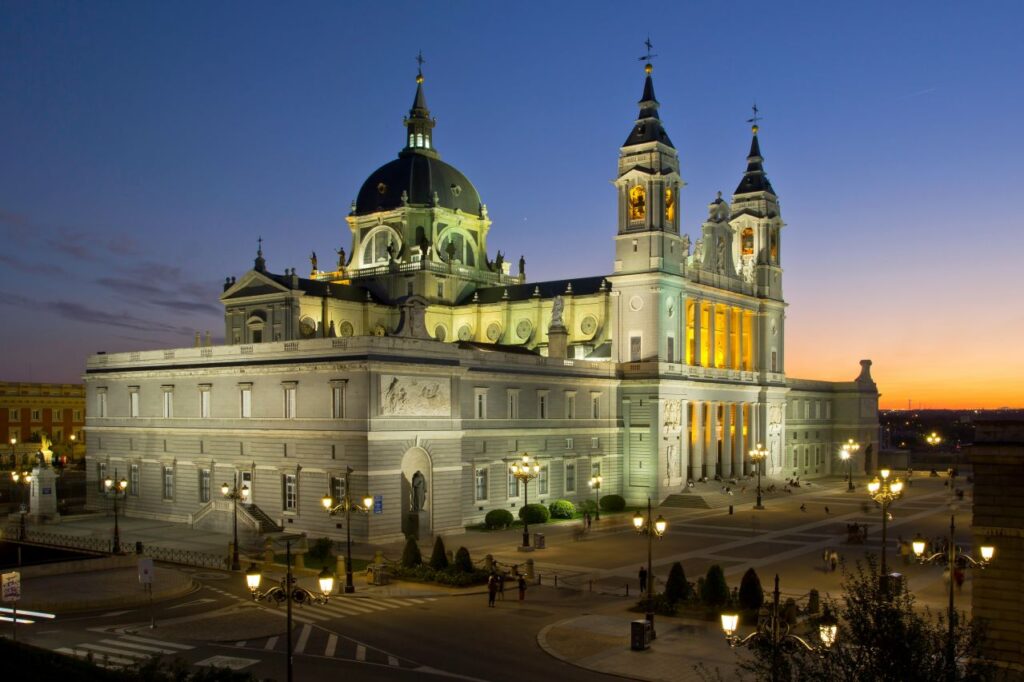 Almudena Kathedrale bei Sonnenuntergang