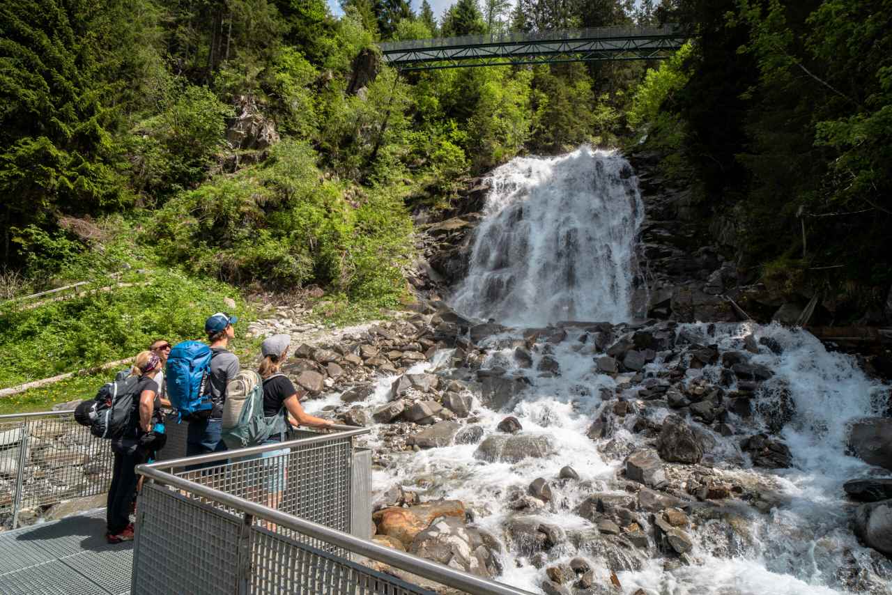 Besucher auf der Aussichtsplattform am Sandeswasserfall