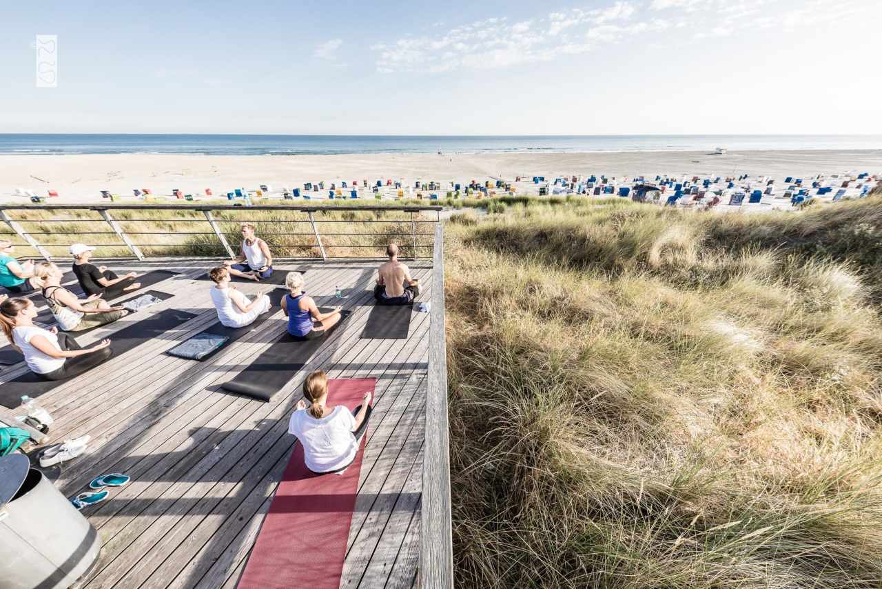 Yoga mit Weiblick auf Juist auf der Aussichtsplattform
