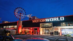 Motorworld Mallorca Eingangsbereich bei Nacht