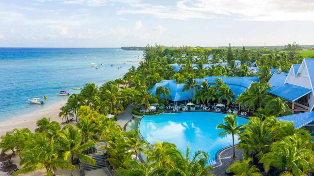 Victoria Beachcomber Pool und Palmenlandschaft
