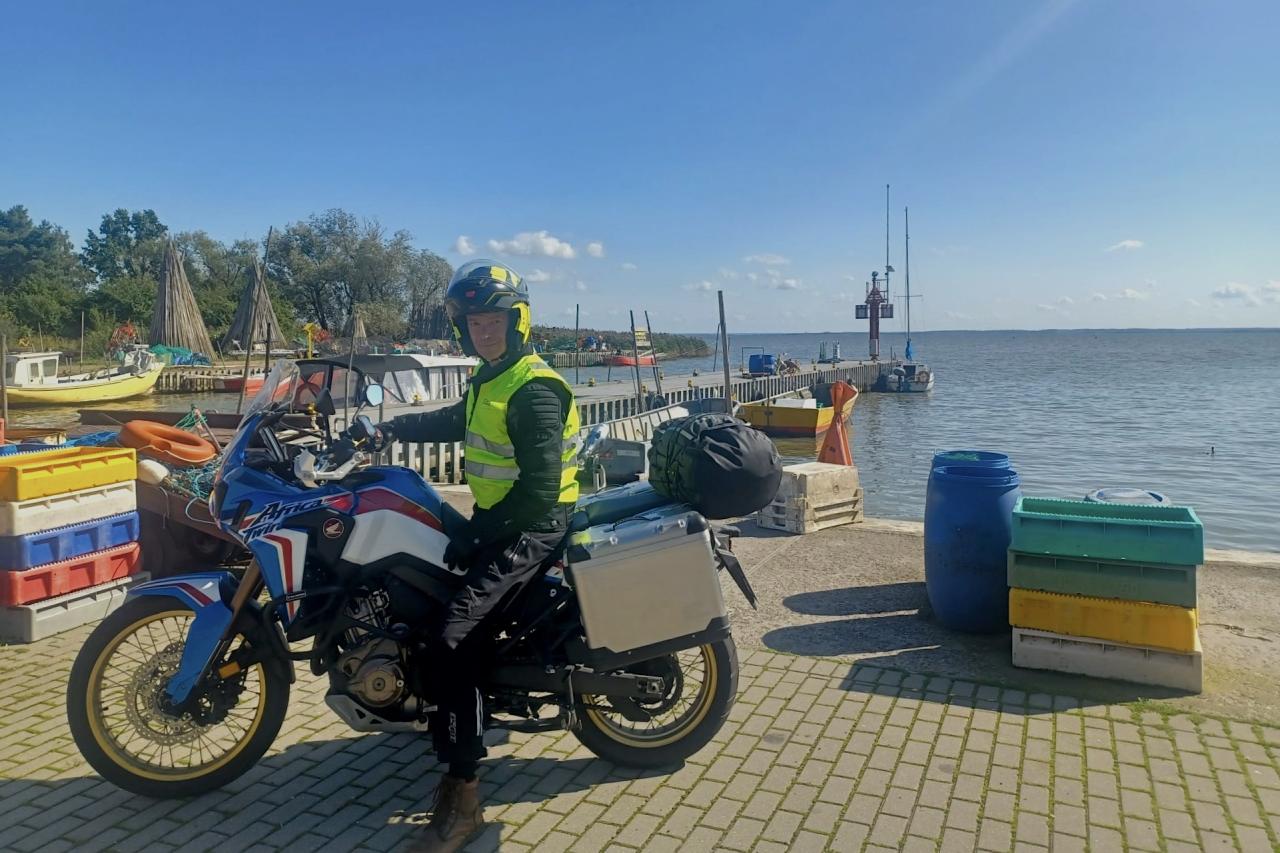 Oliver Erdmann Honda Africa Twin am Hafen von Morska Prystań