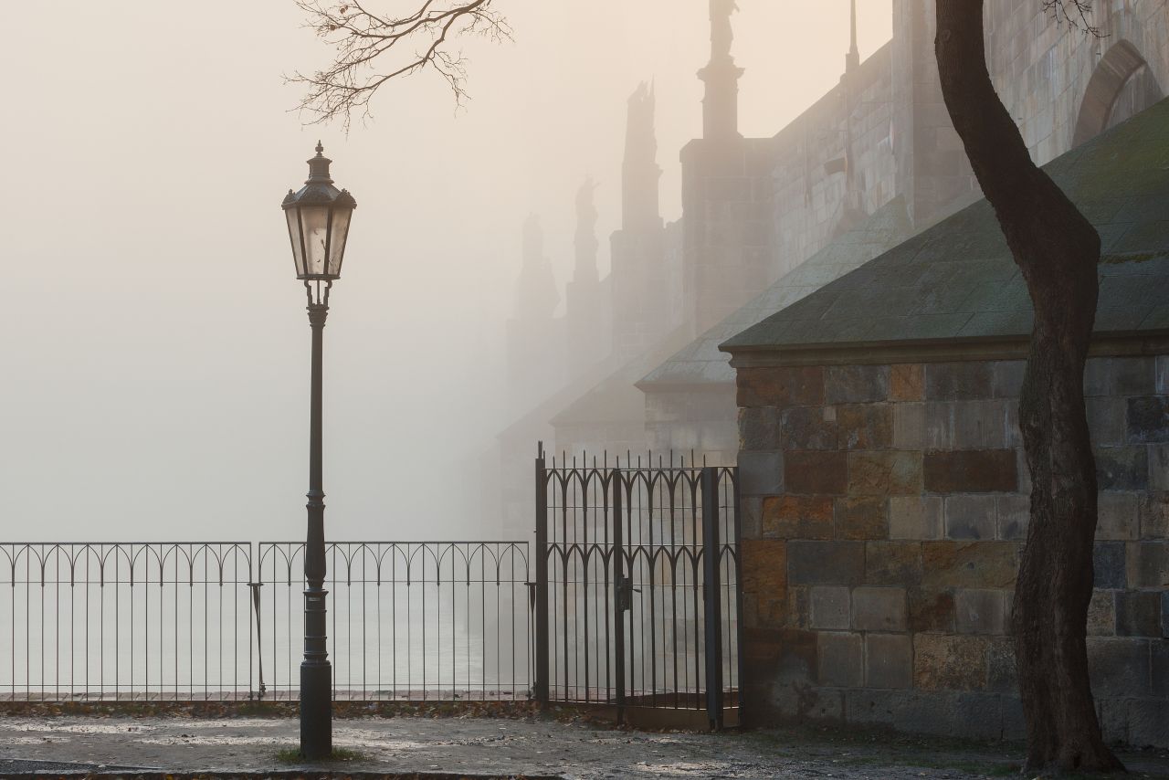 Prager Karlsbrücke im Nebel