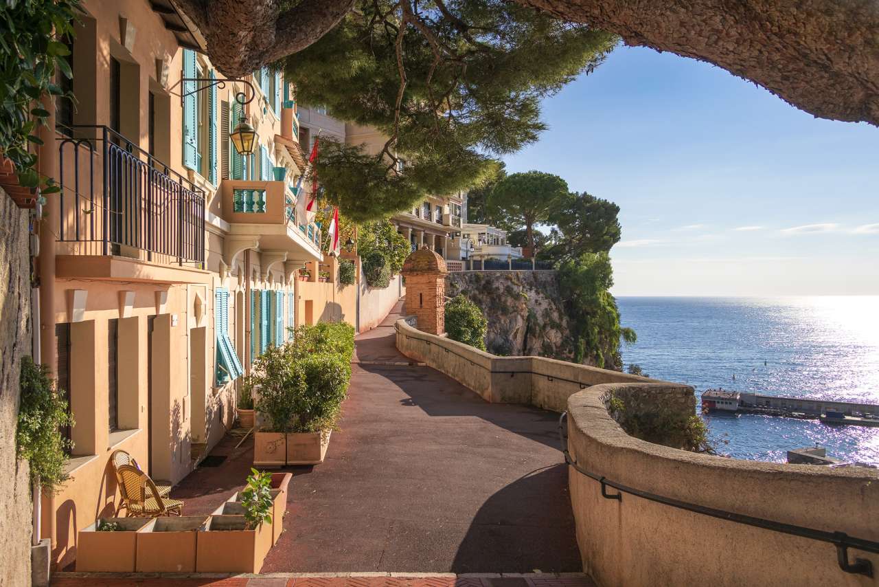 Blick auf die historische Altstadt Monacos und das Mittelmeer