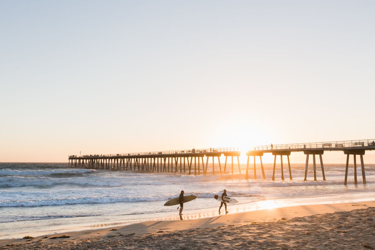 Hermosa Beach Pier und Surfer