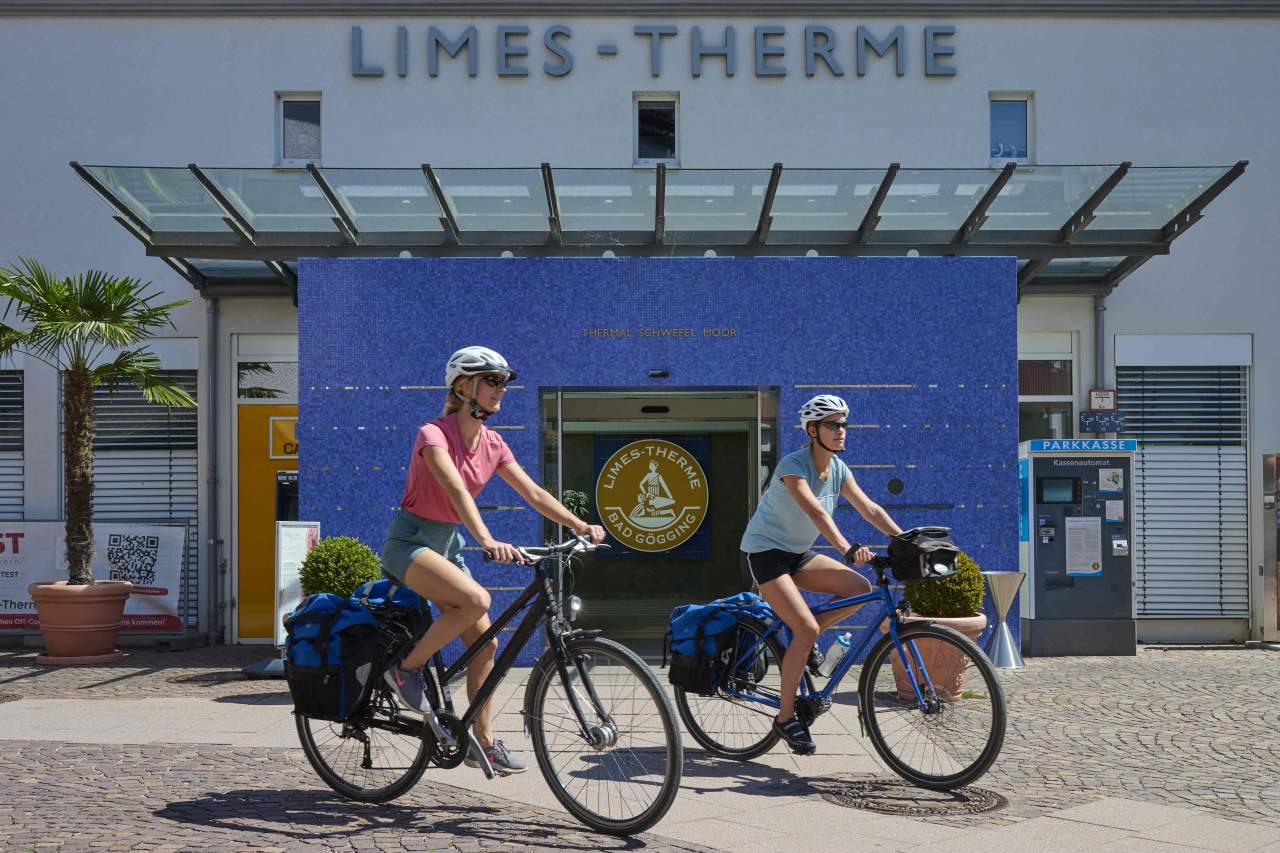 Radfahrer vor der Limes-Therme in Bad Gögging