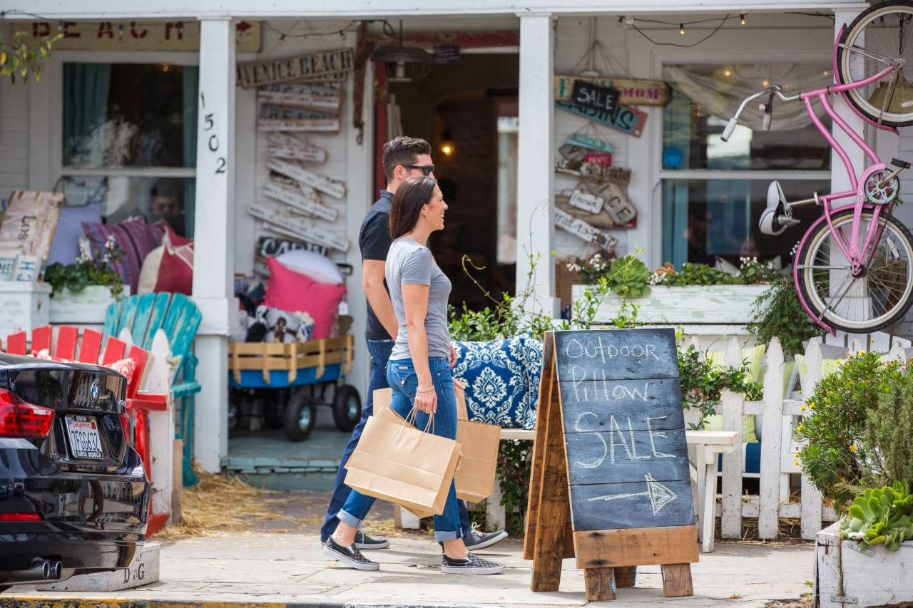 Shopping Abbot Kinney Boulevard in Venice