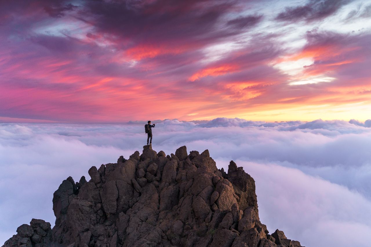 Kletterer auf La Palma über Wolkenmeer