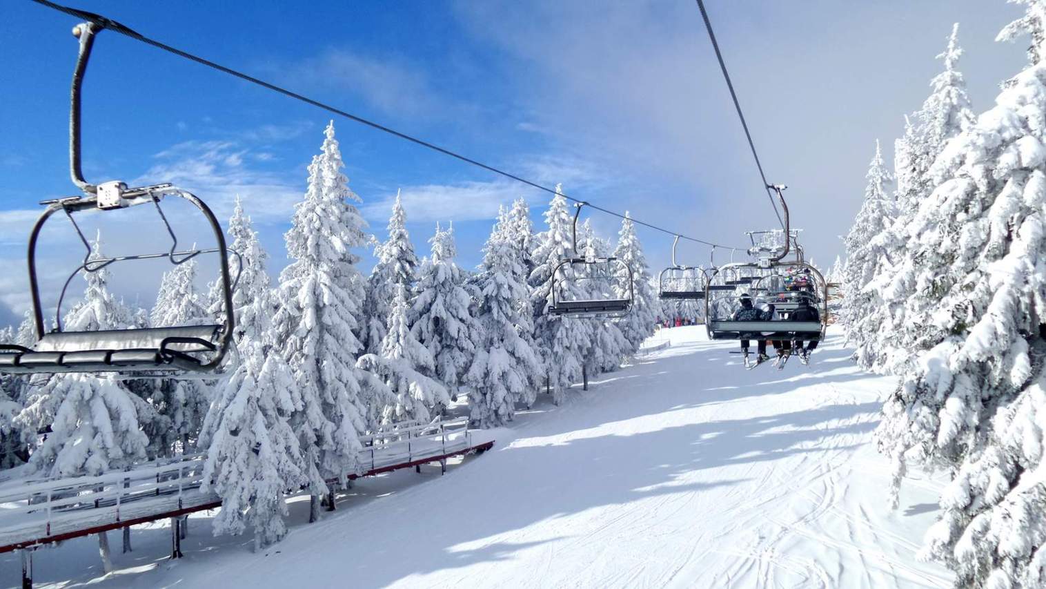 Verschneiter Skihang Tschechien Erzgebirge