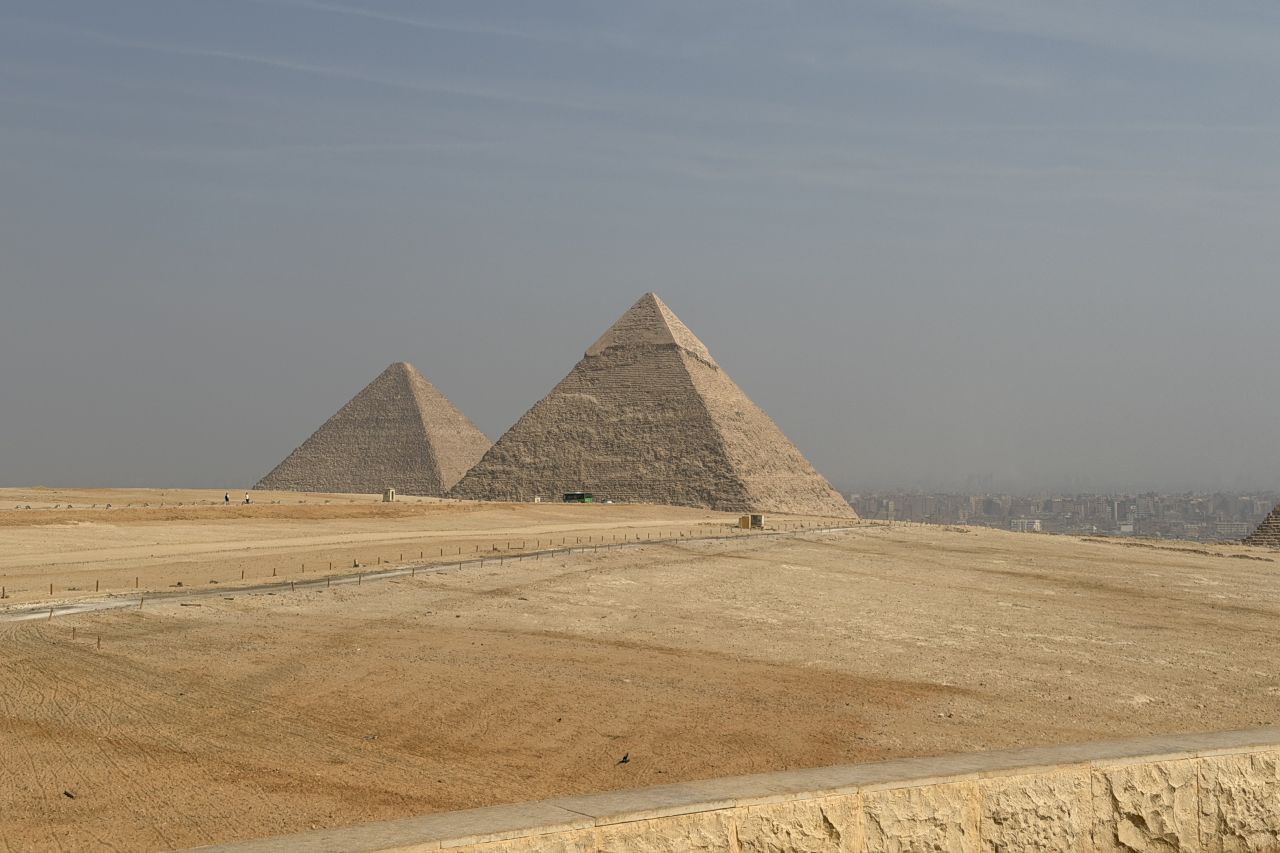 Pyramiden von Gizeh im Morgenlicht