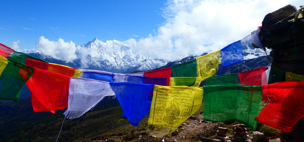Gebetsfahnen auf dem Gosaikunda-Trek