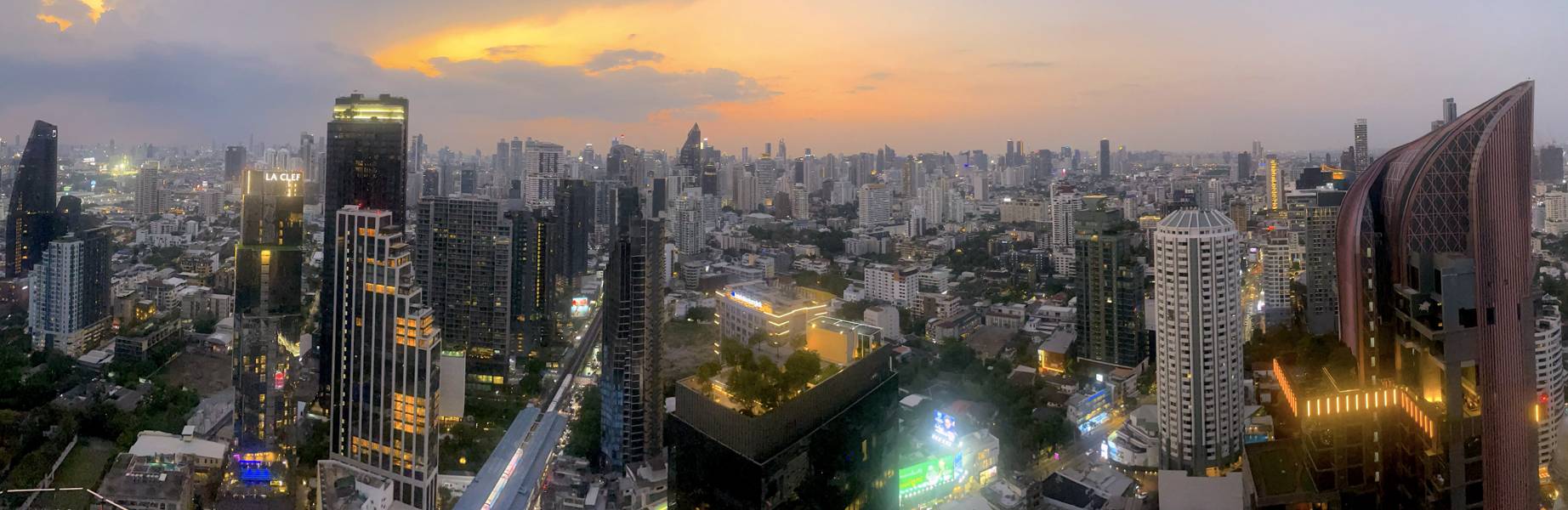 Panoramablick auf das moderne Bangkok