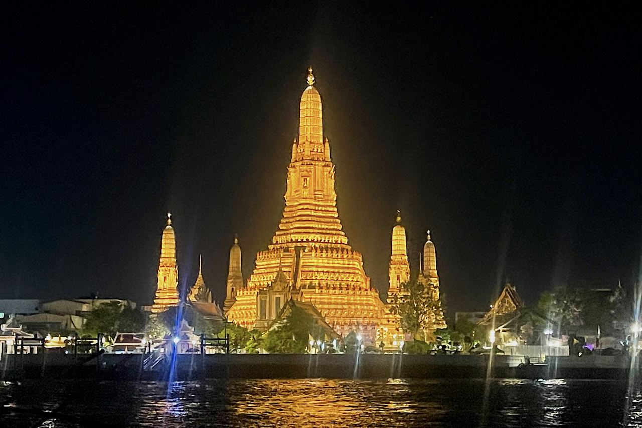 Wat Arun am Ufer des Chao Praya in der Dunkelheit