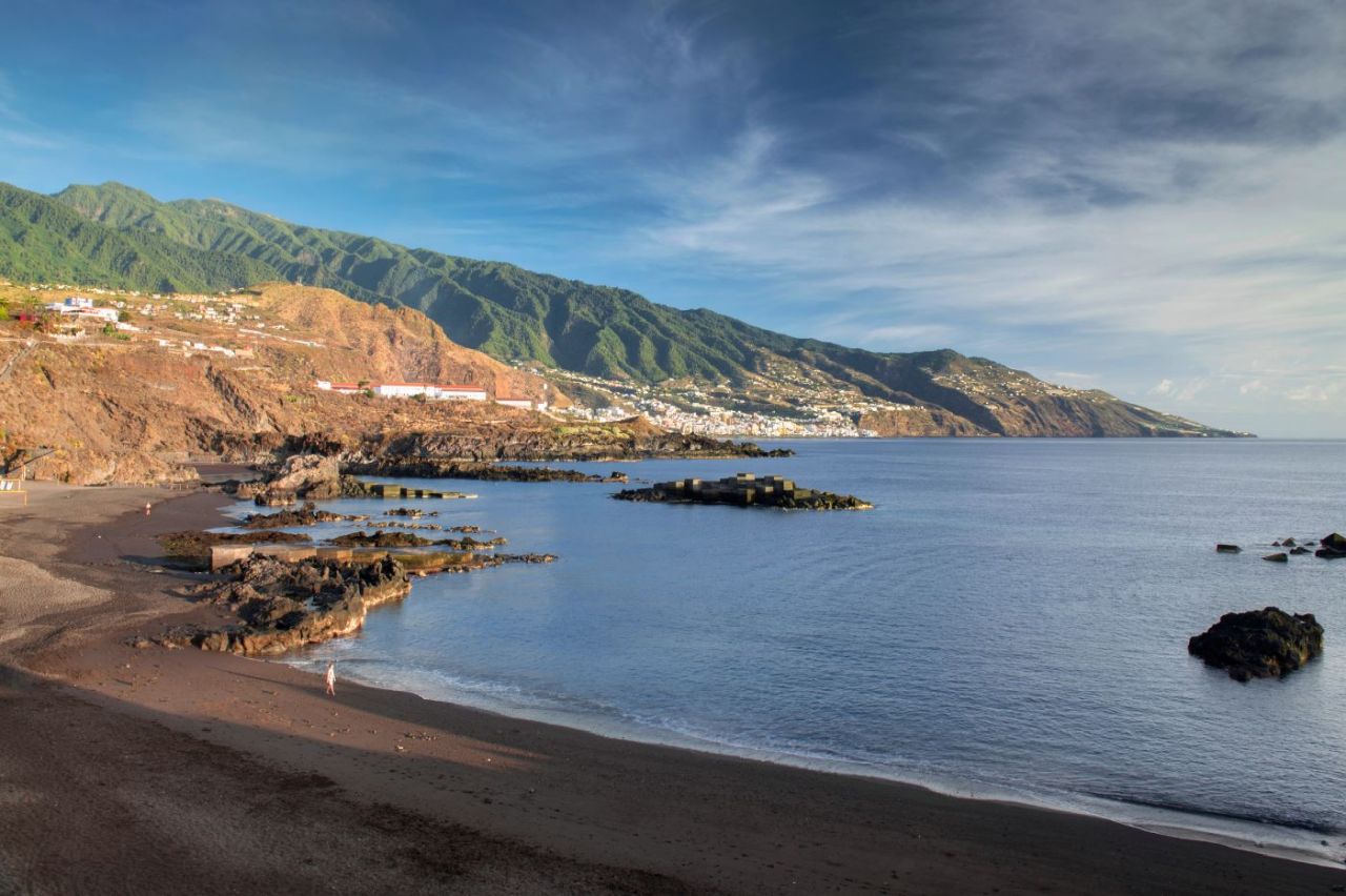 Bucht auf La Palma mit dunklem Vulkansand