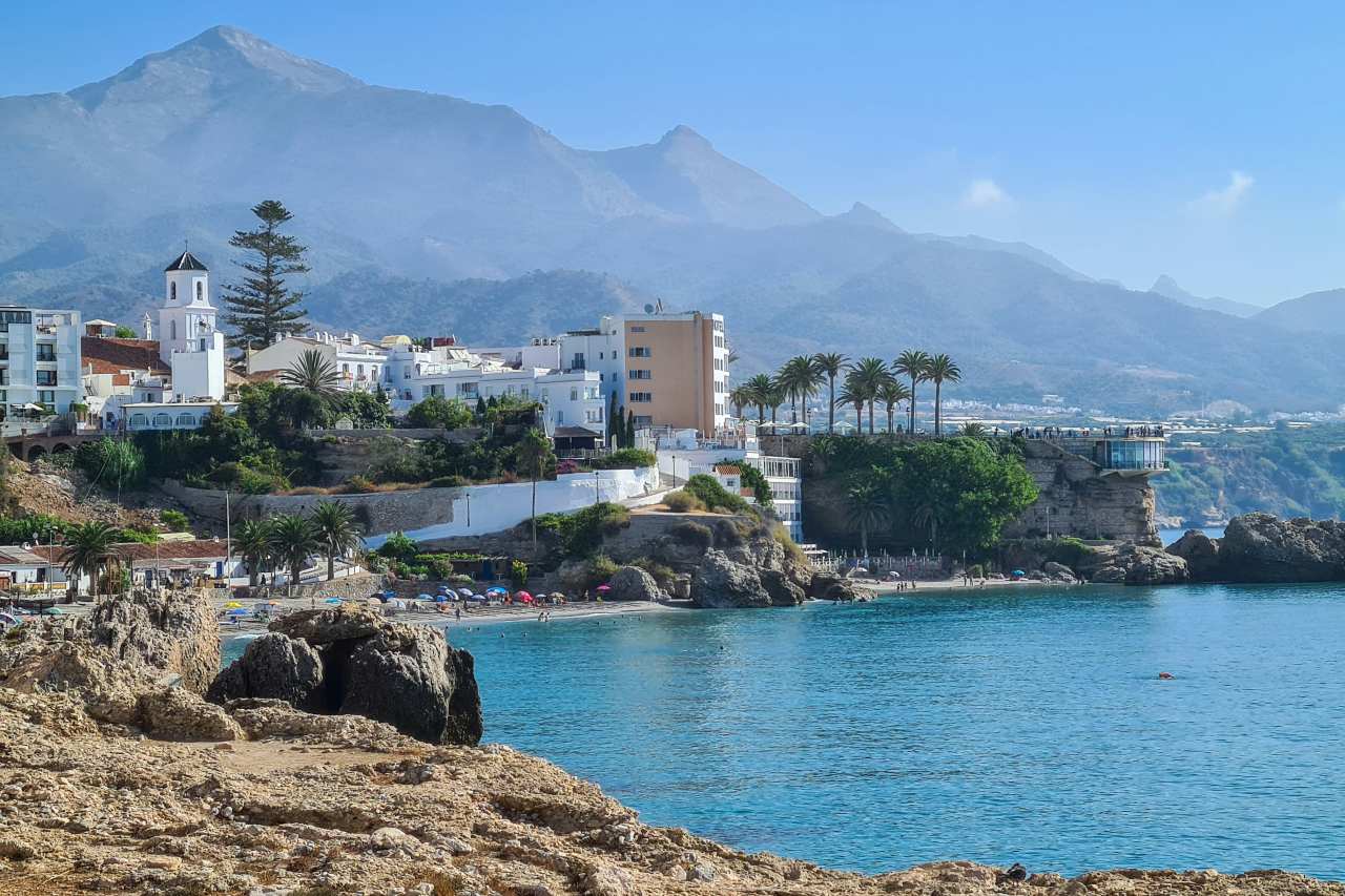 Nerja an den Ausläufern der Sierra Almijara