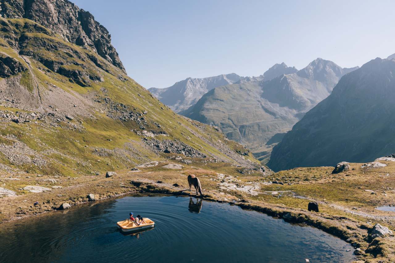 Bergsee entlang alpiner Route St. Anton