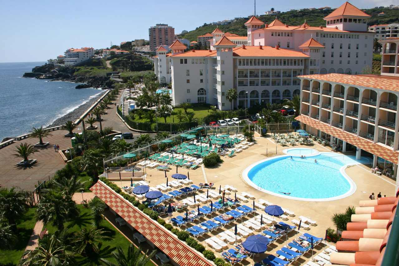 Caniço de Baixo Hotelanlage mit Pool an der Küste