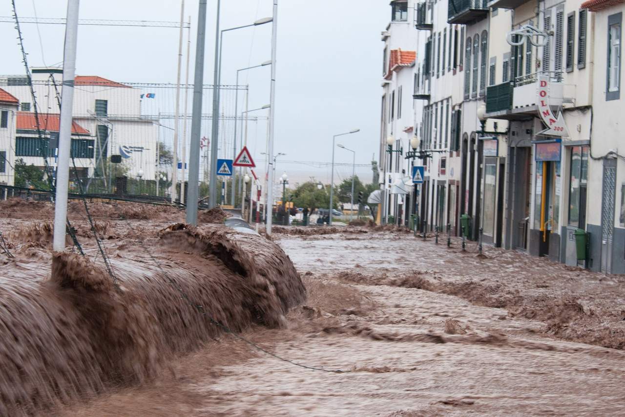 Braune Wassermassen in Funchal bei der Unwetterkatastrophe 2010