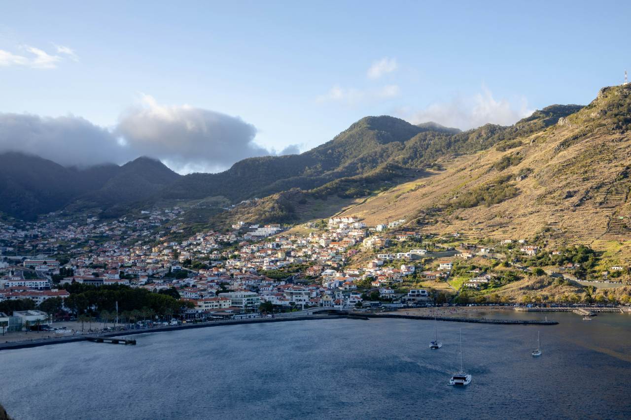 Machico wird von Bergzügen umringt