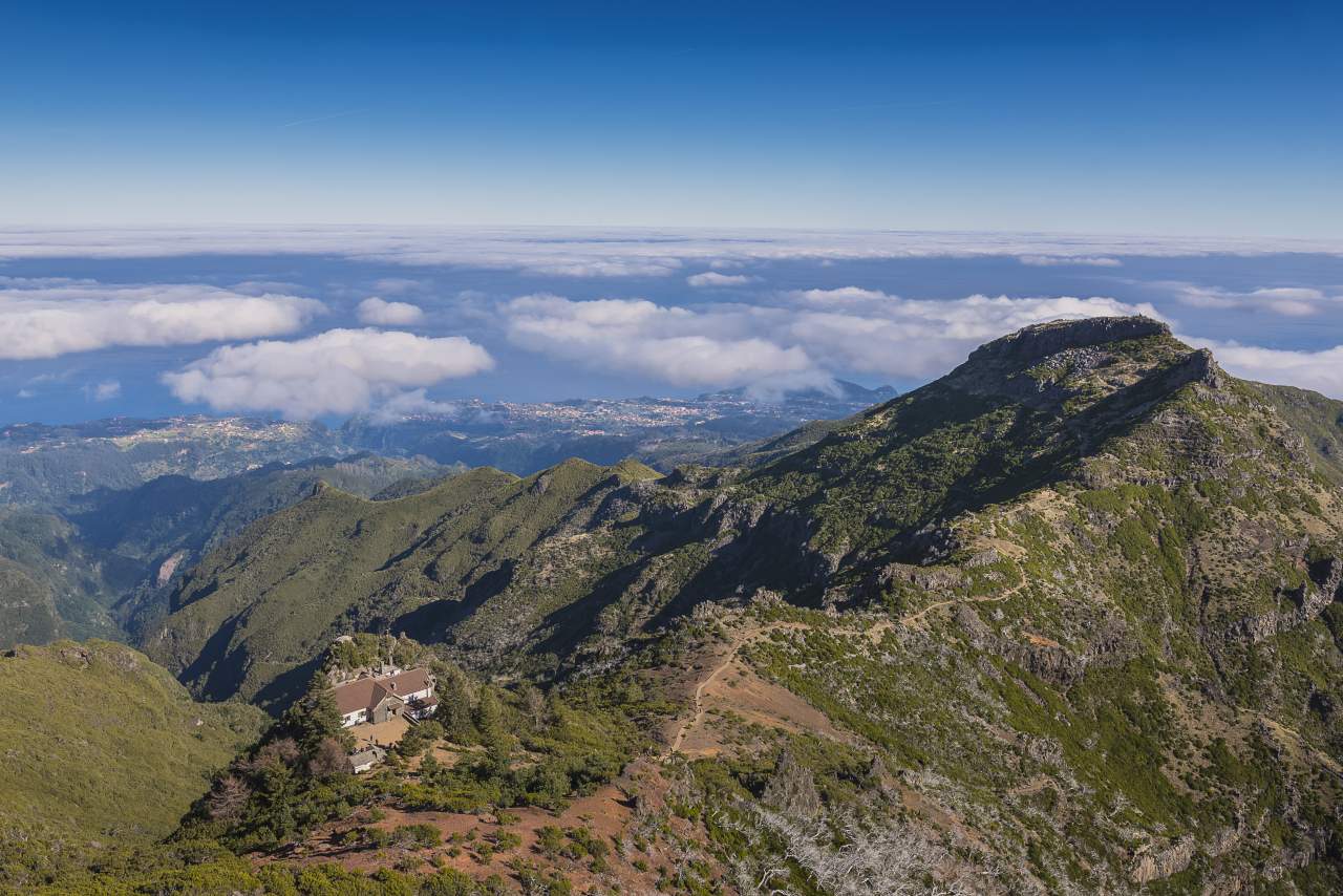 Pico Ruivo mit Berghütte und Wanderwegen über den Wolken