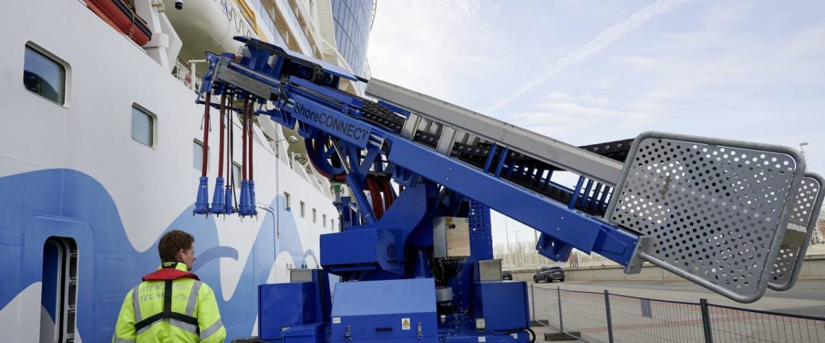 AIDAsol tankt Landstrom in Warnemünde