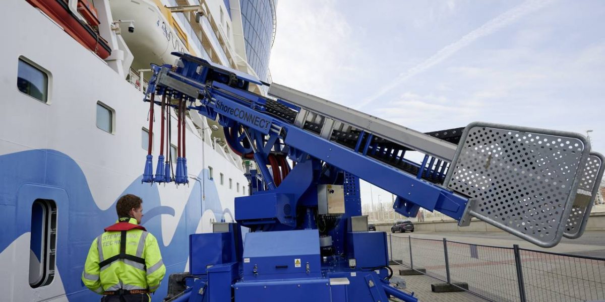 AIDAsol tankt Landstrom in Warnemünde
