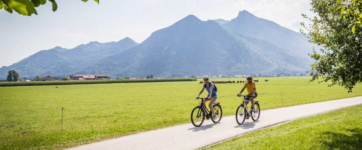 Achental Radweg mit Bergblick