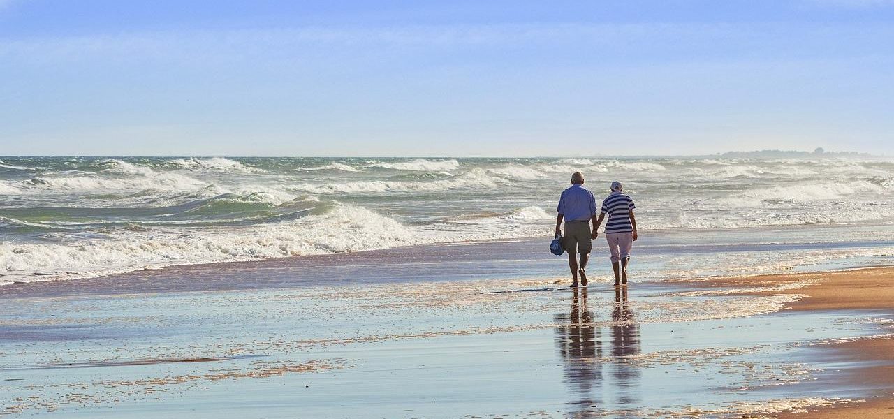 Älteres Paar am Strand Tunesien