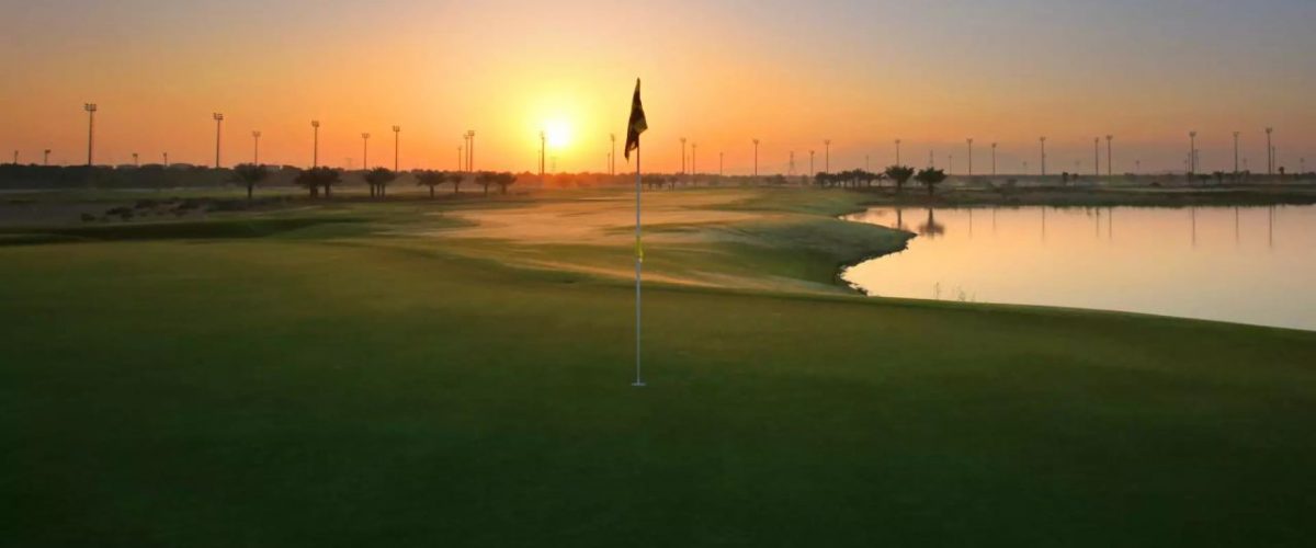 Al Ain Equestrian Golfplatz bei Sonnenuntergang