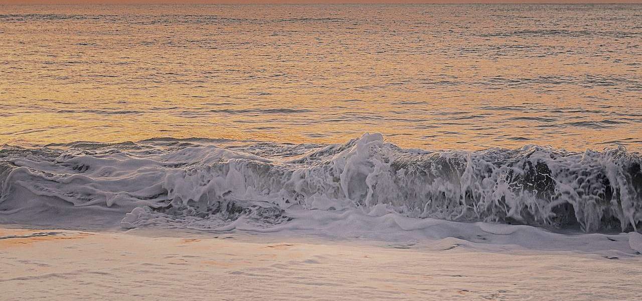 Algarve Sonnenuntergang am Meer mit Brandung
