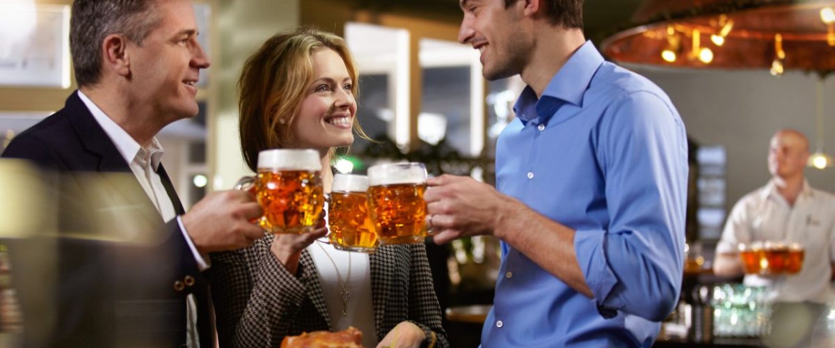 Anstoßen mit tschechischem Bier