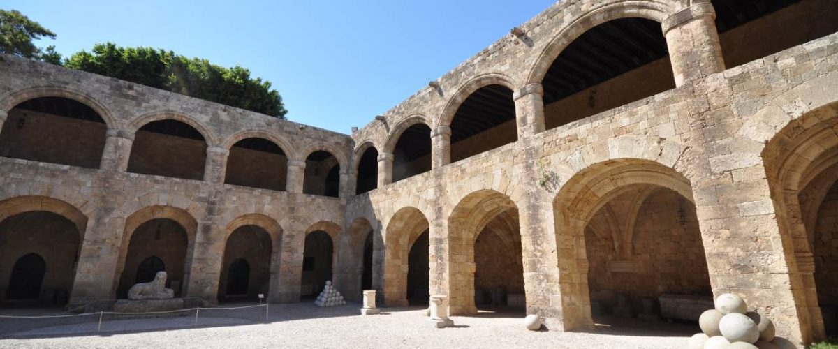 Archäologisches Museum Rhodos Innenhof mit Kanonenkugeln