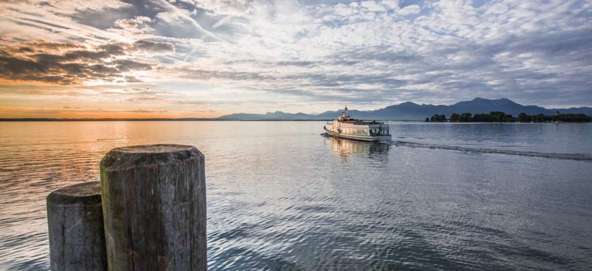 Ausflugsdampfer auf dem Chiemsee bei Sonnenuntergang