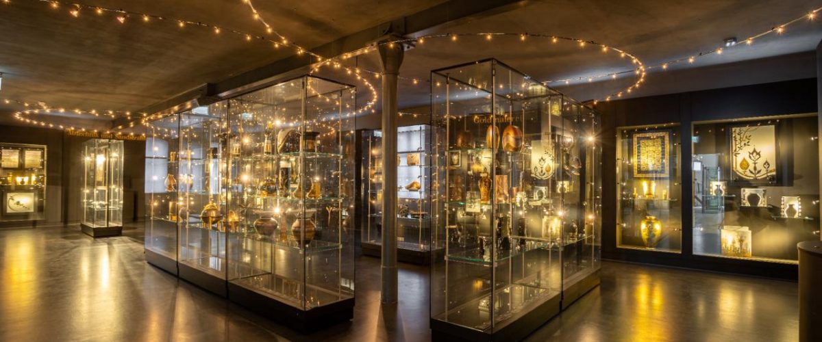 Blick in die Ausstellung Glanzlichter mit Objekten von Helmut Drexler im Porzellanikon Selb. Bild: © Porzellanikon/Andreas-Giessle