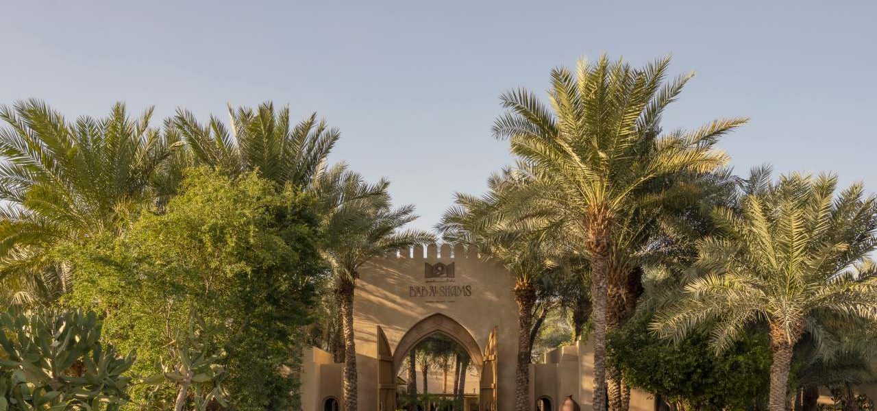 Bab Al Shams Eingangsbereich mit Grünanlage