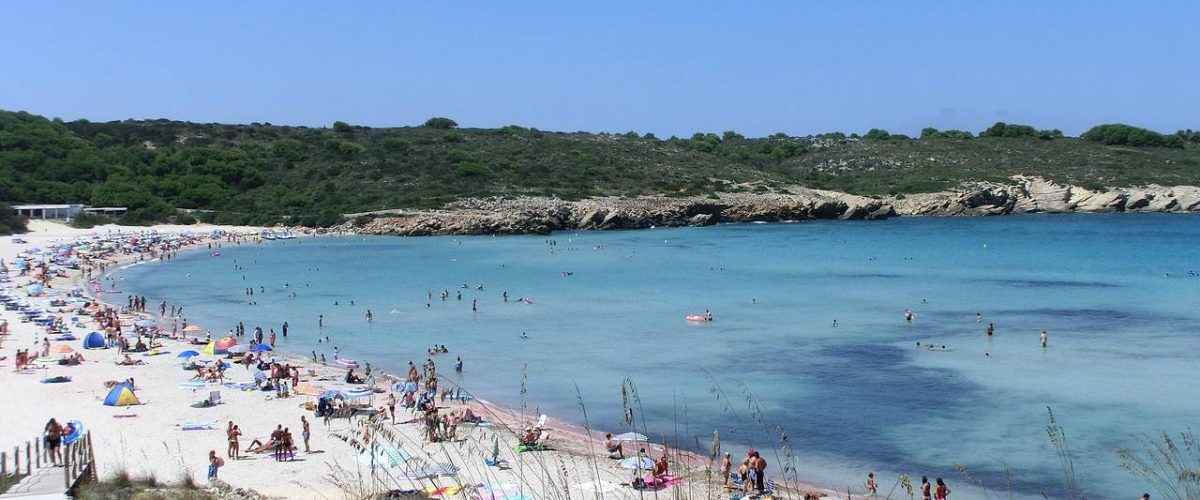 Belebter Sandstrand auf Menorca