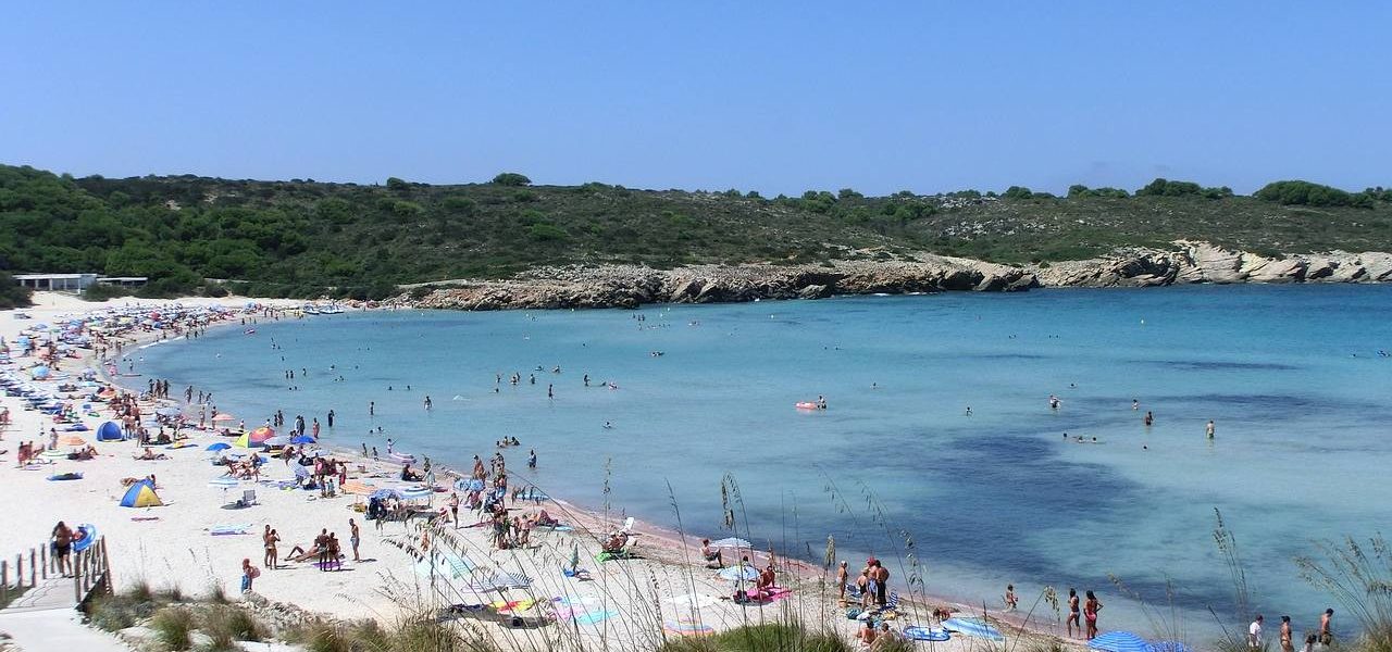 Belebter Sandstrand auf Menorca
