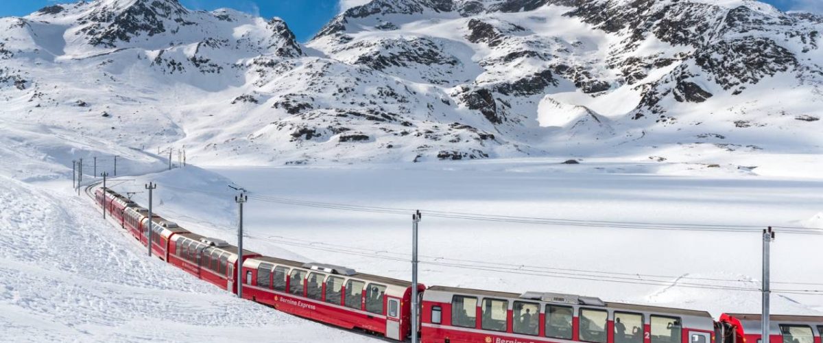 Bernina Express in tief verschneiter Landschaft