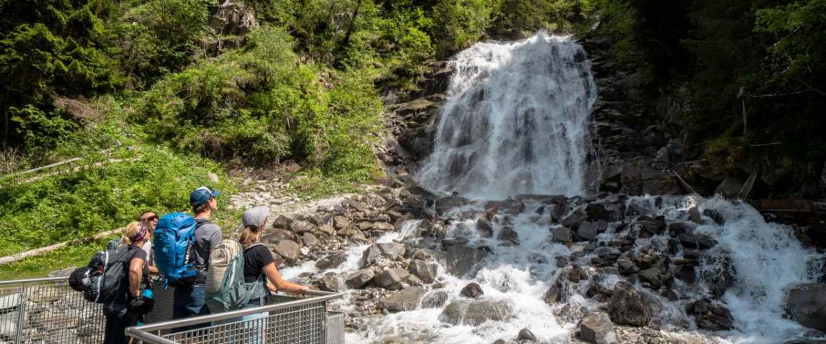 Besucher auf der Aussichtsplattform am Sandeswasserfall