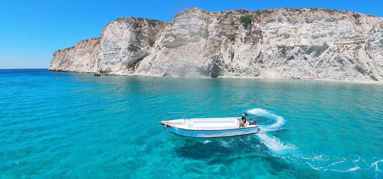 Boot auf kristallklarem Wasser vor Kreta