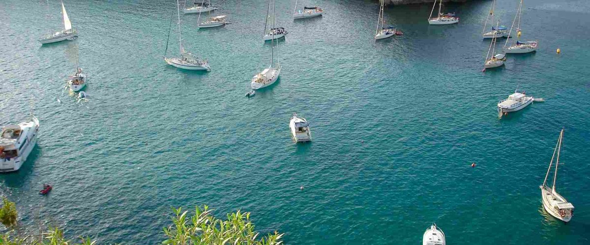 Boote ankern vor der Cala Galdana auf Menorca