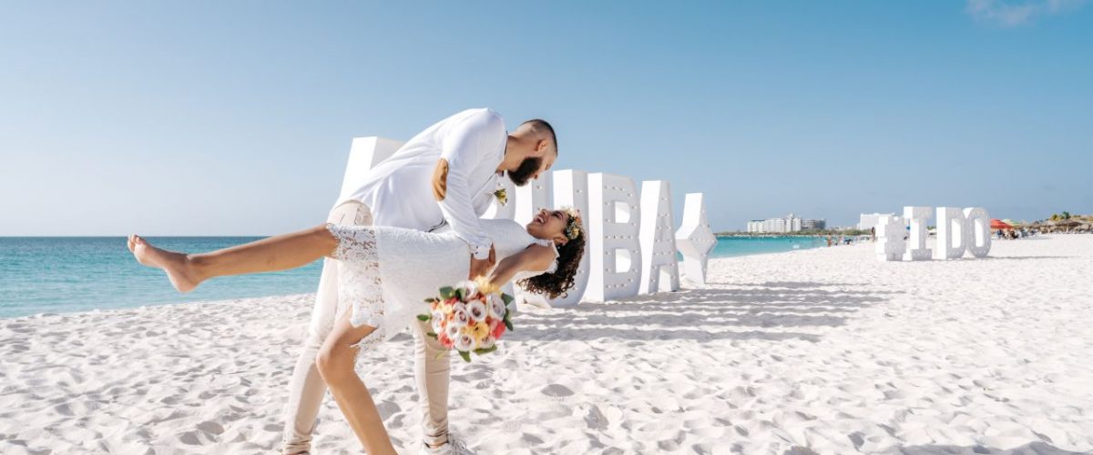 Brautpaar am Eagle Beach auf Aruba