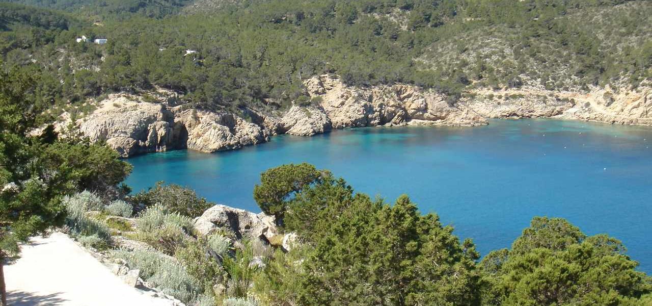 Bucht bei Sant Miquel auf Ibiza