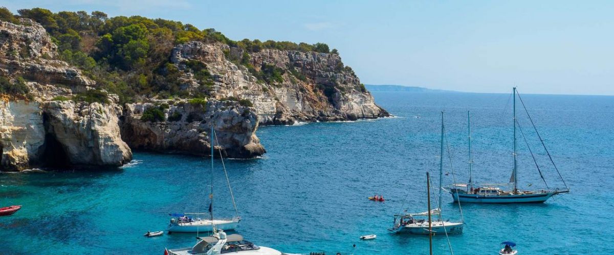 Bucht mit ankernden Yachten Menorca