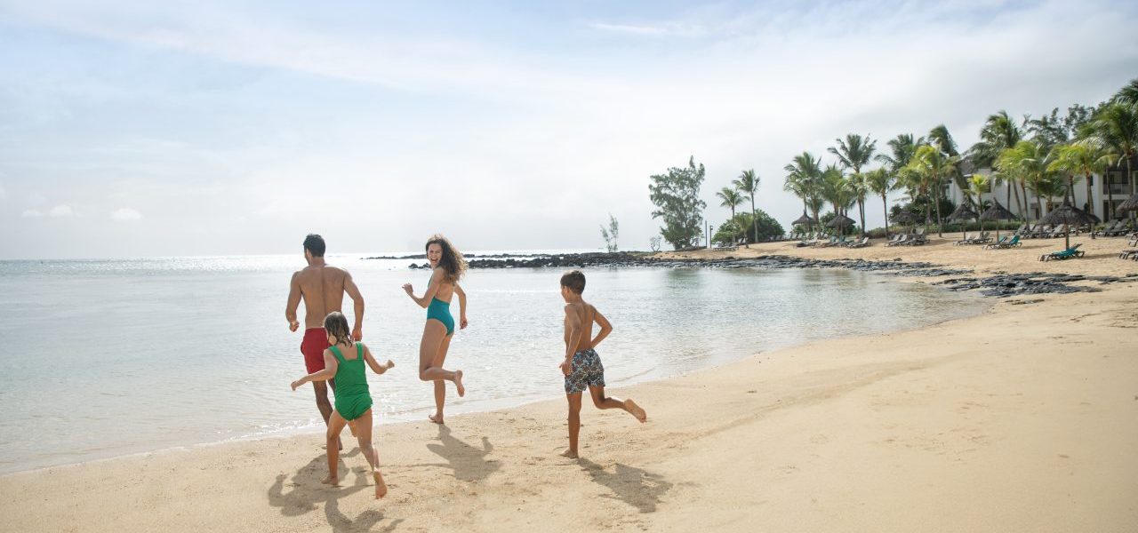 Cannonier Beachcomber Familie am Strand