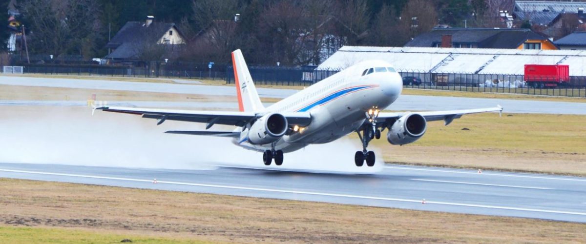 DLR Forschungsflugzeug vor dem Aufsetzen Flughafen Salzburg