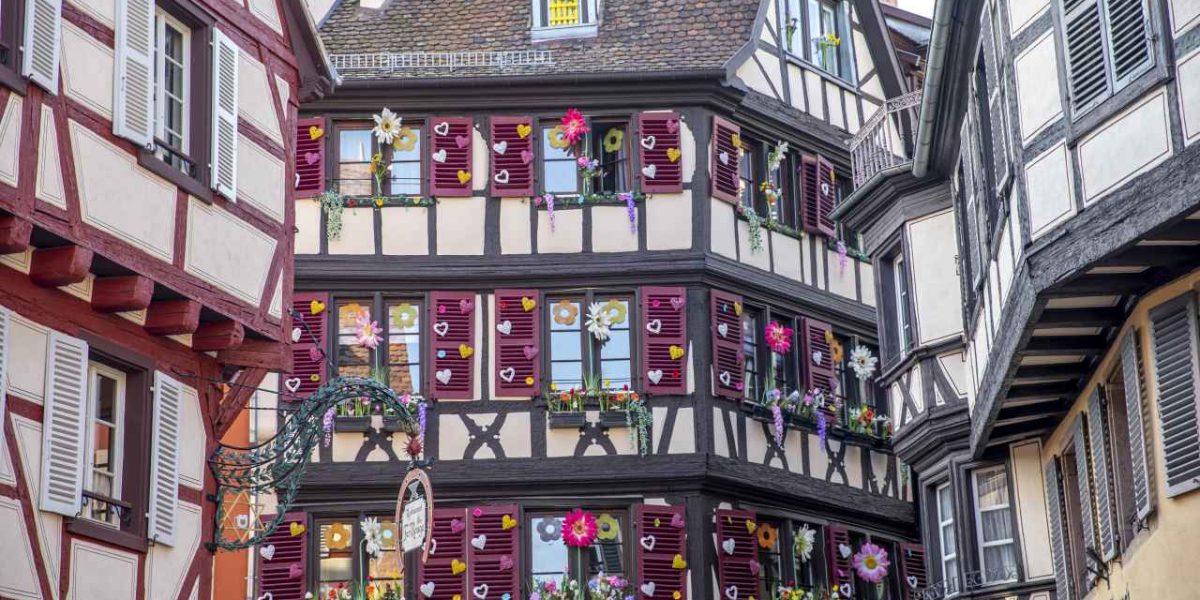 Dekorierte Fachwerkhäuser Frühlingsfest Colmar
