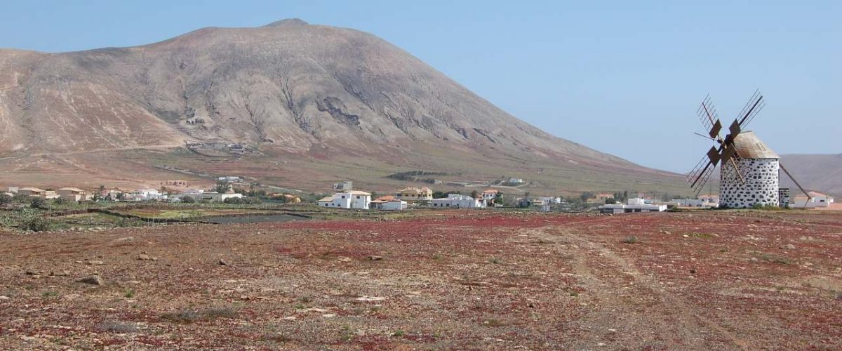 Dorf mit Windmühle Fuerteventura