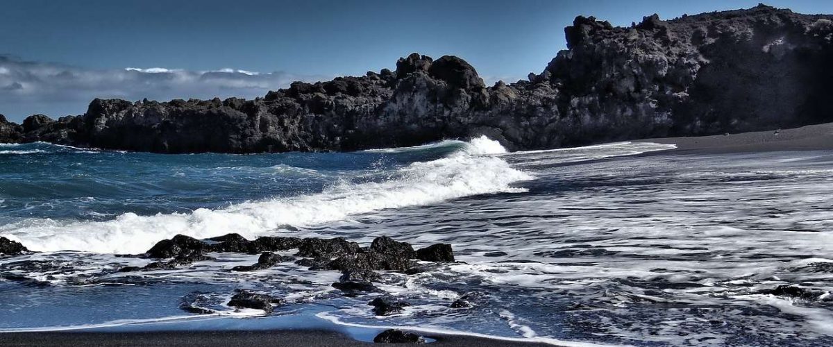 Dunkler Sandstrand auf La Palma